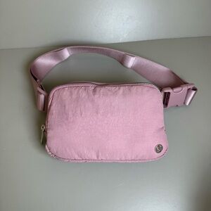 Lululemon Everywhere Belt Bag 1L – Pink Haze